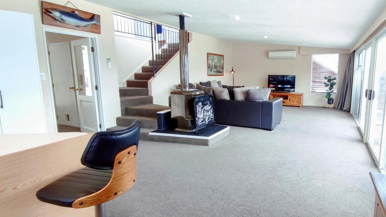 Spacious Home With Awesome Lake Views Квинстаун Экстерьер фото